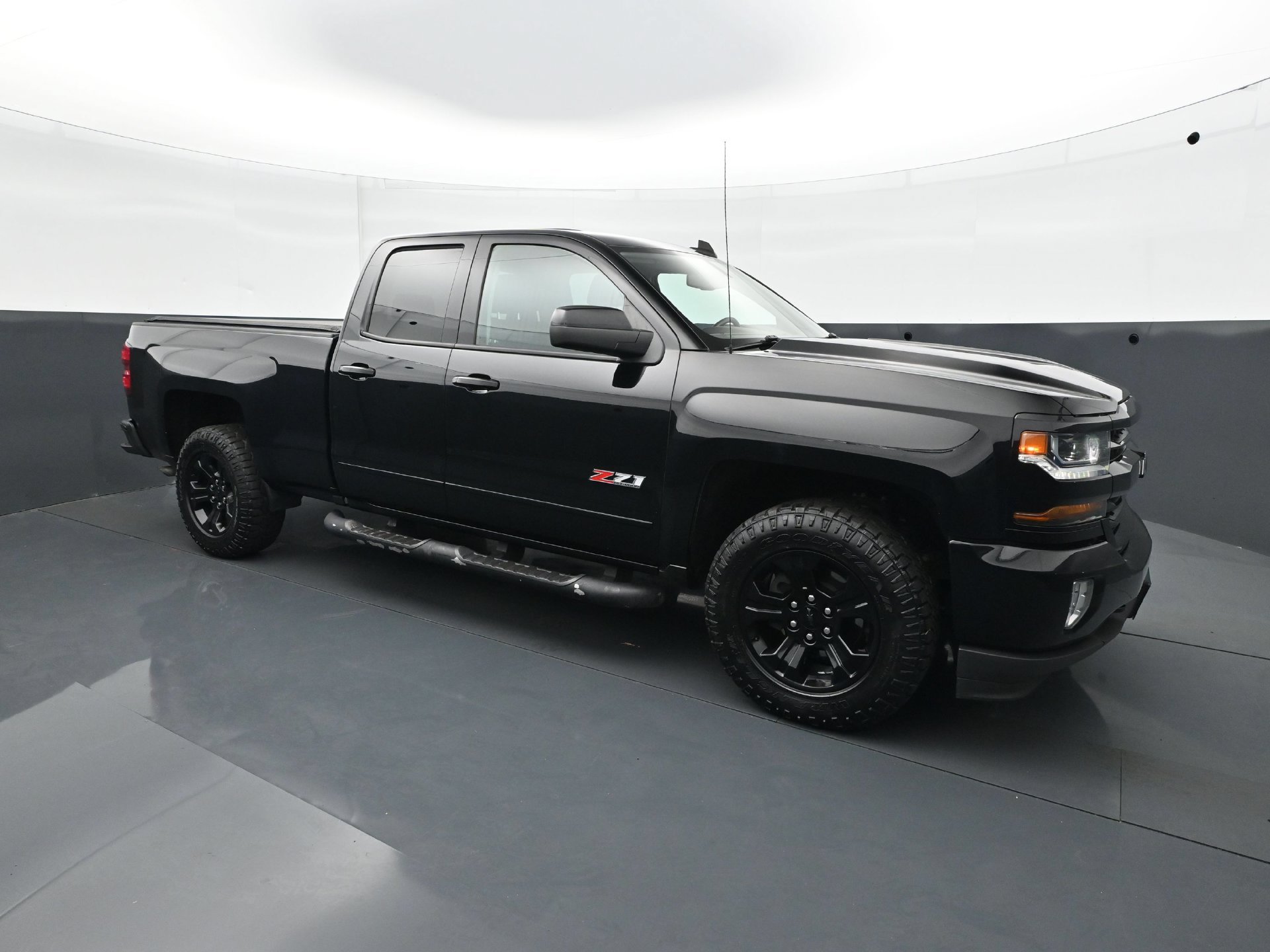 Used 2018 Chevrolet Silverado 1500 LT w/ Midnight Edition AWD/4WD image 9