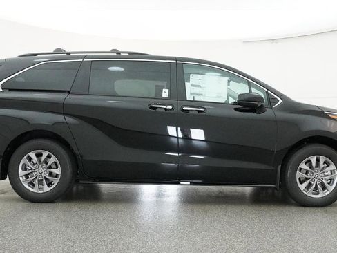 New 2026 Toyota Sienna XLE FWD image 8