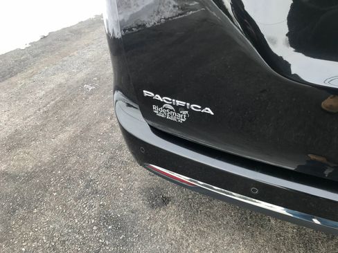 Used 2018 Chrysler Pacifica Touring-L image 38