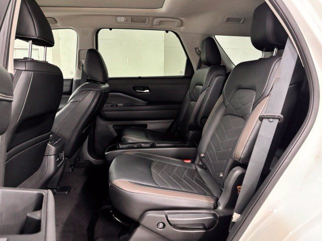 Used 2023 Nissan Pathfinder Platinum FWD image 20