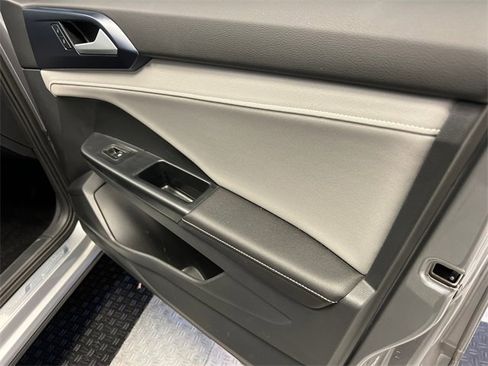 Certified 2024 Volkswagen Taos SE image 11