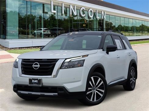 Used 2025 Nissan Pathfinder Platinum image 1