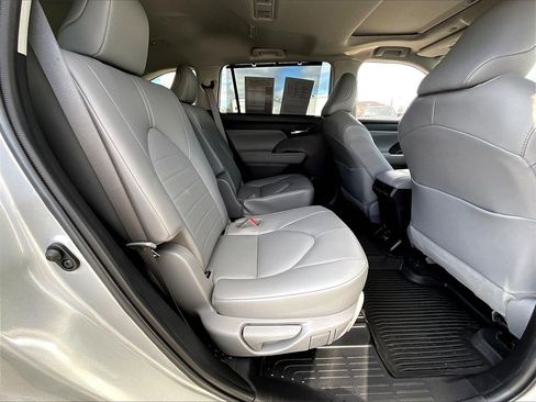 Used 2022 Toyota Highlander XLE image 15