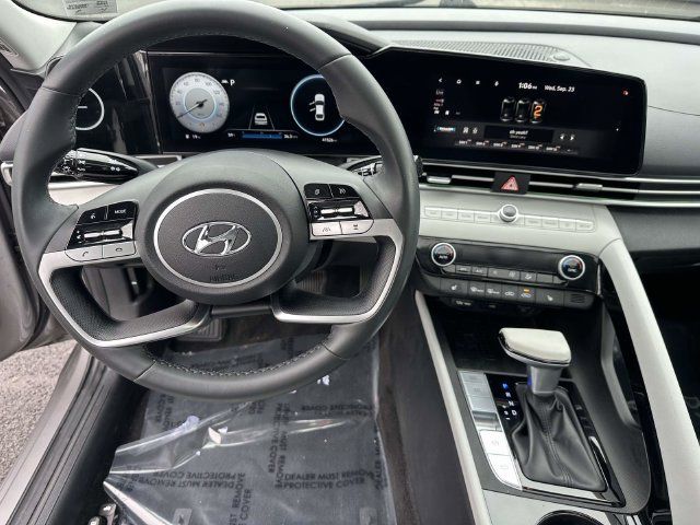 Used 2021 Hyundai Elantra Limited FWD image 18