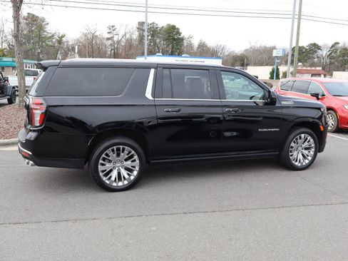 Used 2022 Chevrolet Suburban High Country image 11