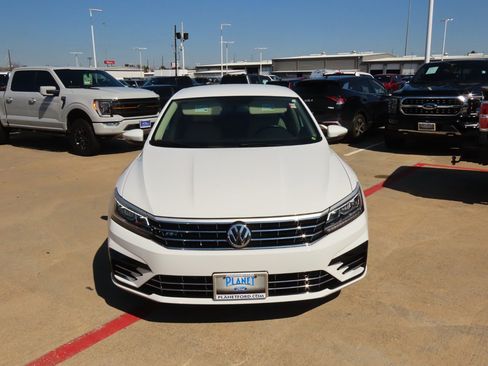 Used 2017 Volkswagen Passat 1.8T R-Line w/ R-Line Lighting Package image 5