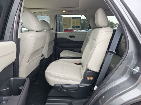 Used 2024 Nissan Pathfinder SL w/ SL Premium Package image 19