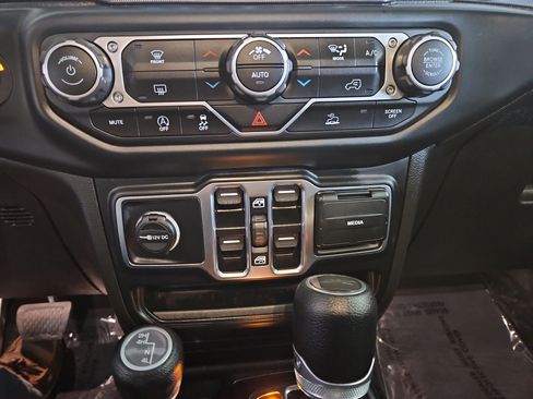 Used 2023 Jeep Gladiator Willys image 17