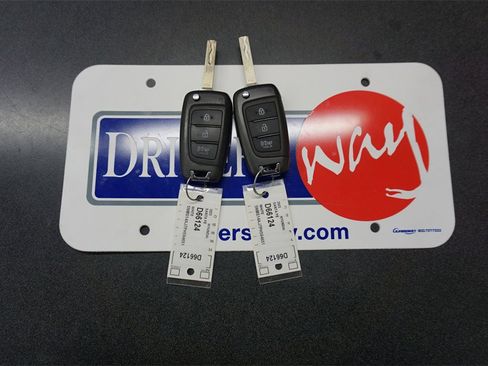 Used 2023 Hyundai Santa Fe SE image 18