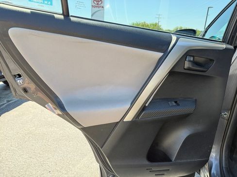 Used 2015 Toyota RAV4 LE AWD/4WD image 32
