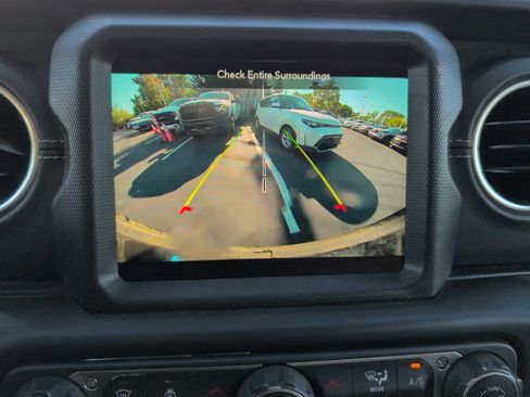 Used 2023 Jeep Wrangler Unlimited Sahara w/ Cold Weather Group AWD/4WD image 32