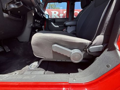 Used 2016 Jeep Wrangler Unlimited Rubicon AWD/4WD image 12