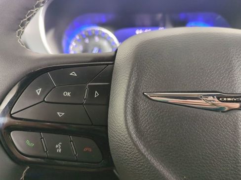 Used 2025 Chrysler Pacifica Limited image 32