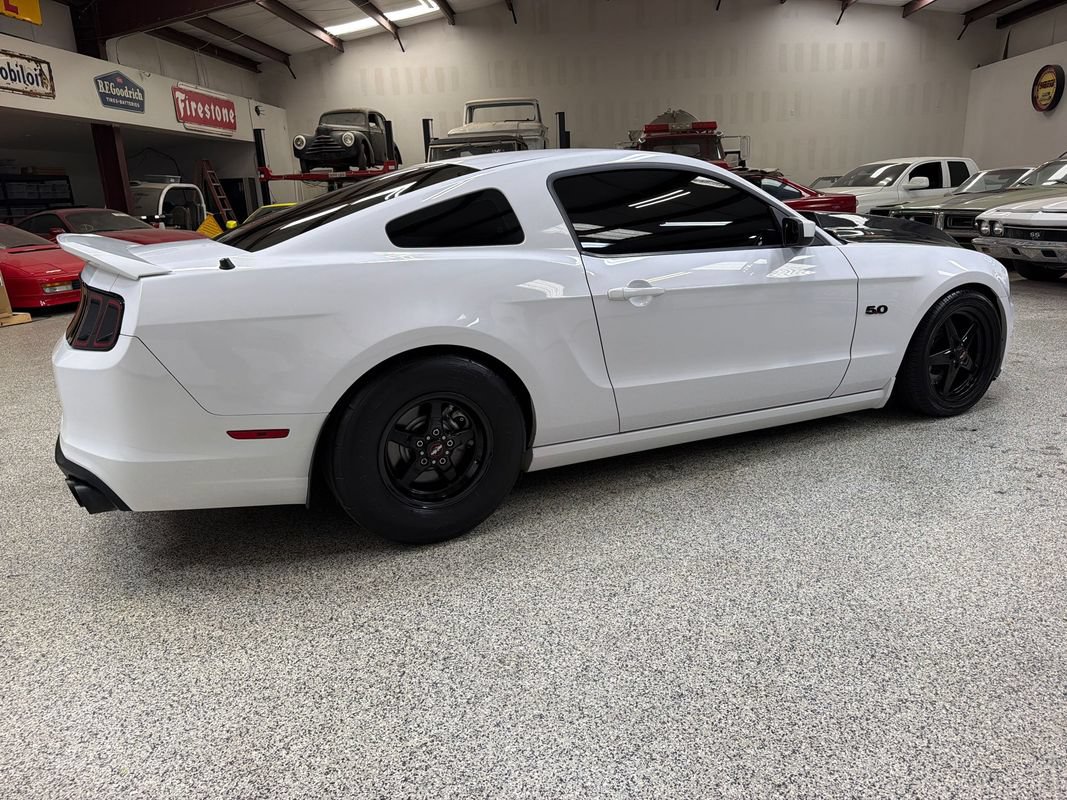 Used 2014 Ford Mustang GT RWD image 8
