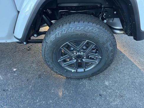 New 2026 Jeep Gladiator Sport AWD/4WD image 17