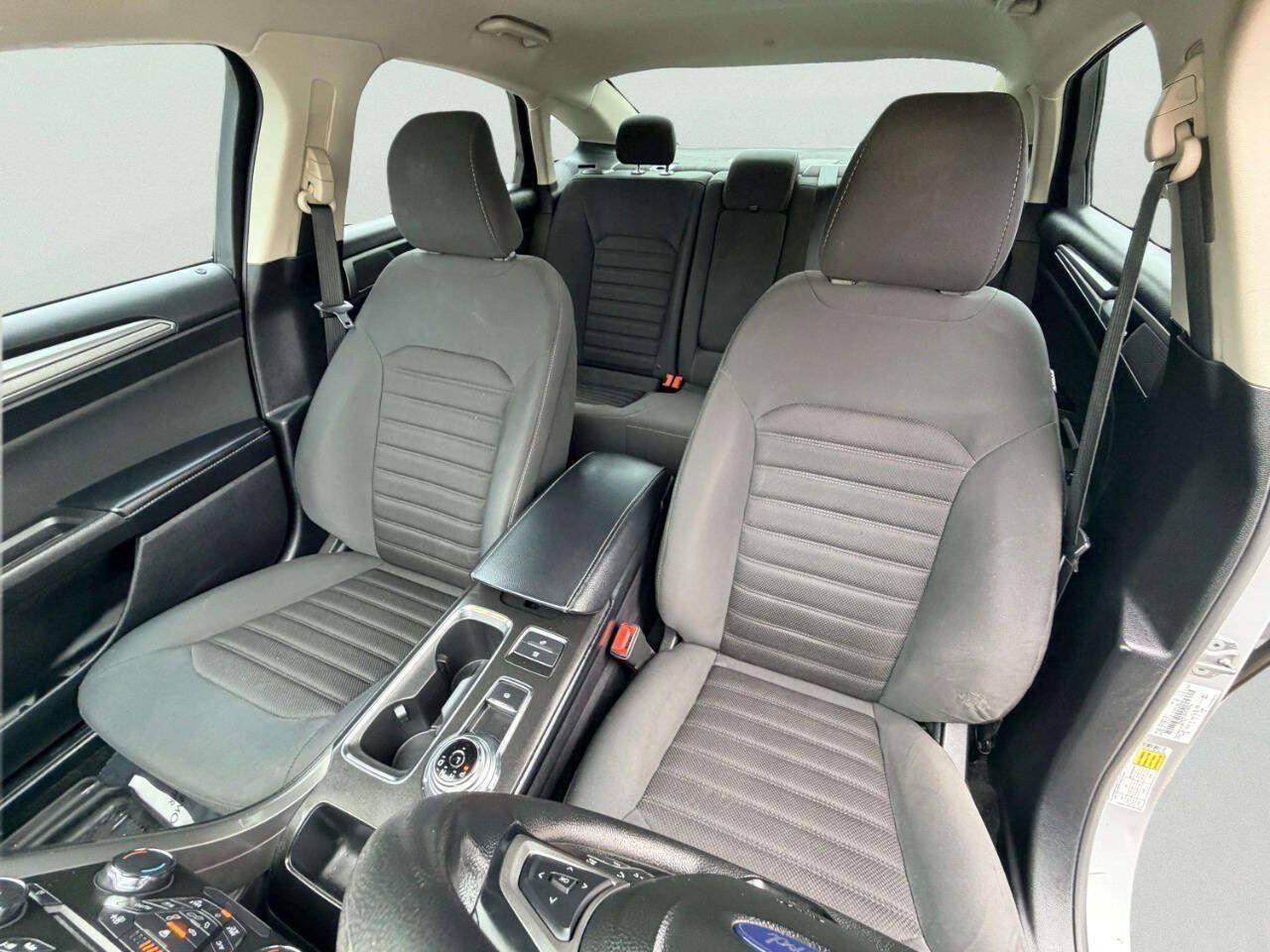 Used 2018 Ford Fusion SE FWD image 16