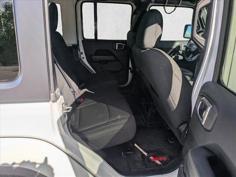 Used 2019 Jeep Wrangler Unlimited Sahara image 18