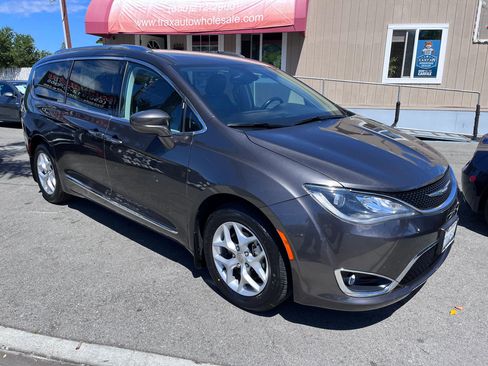 Used 2017 Chrysler Pacifica Touring-L Plus w/ Tire & Wheel Group image 1