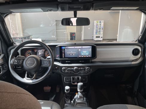 Used 2025 Jeep Gladiator Nighthawk image 30