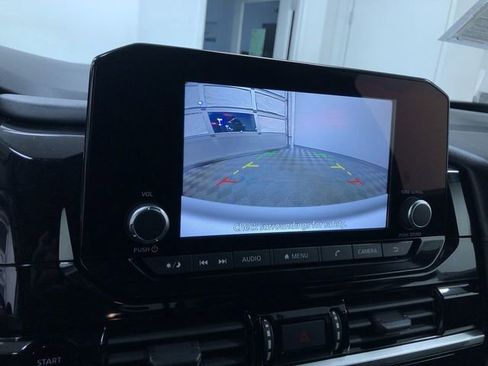 Used 2025 Nissan Pathfinder SV image 29