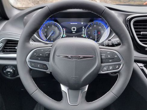 New 2026 Chrysler Pacifica Select AWD/4WD image 32