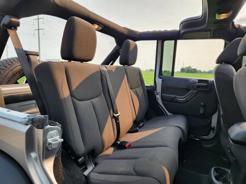 Used 2016 Jeep Wrangler Unlimited Sport w/ Connectivity Group AWD/4WD image 10