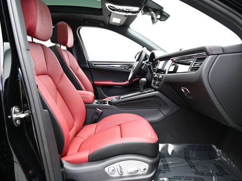 Used 2025 Porsche Macan image 29