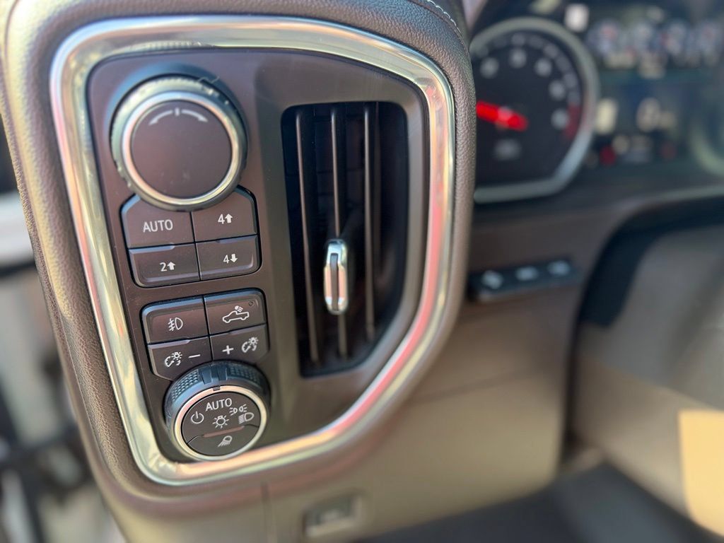 Used 2019 Chevrolet Silverado 1500 LTZ w/ LTZ Premium Package AWD/4WD image 16