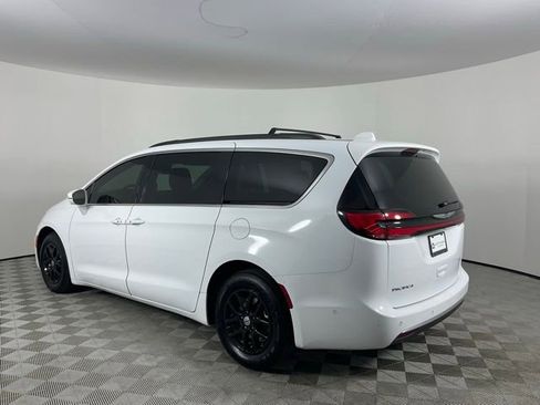 Used 2022 Chrysler Pacifica Touring-L w/ Uconnect Theater Family Group FWD image 7