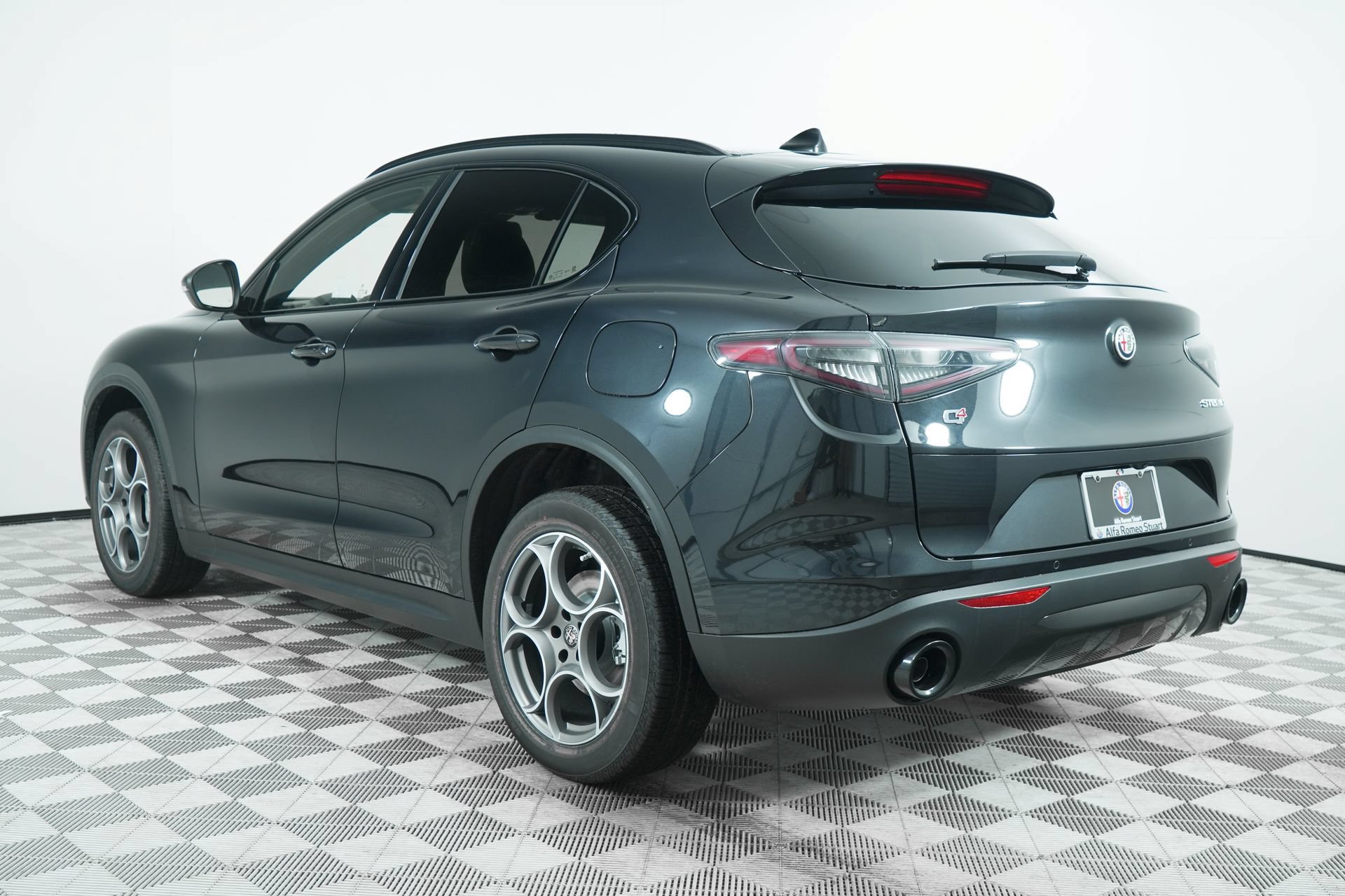 Used 2025 Alfa Romeo Stelvio Sprint AWD/4WD image 5