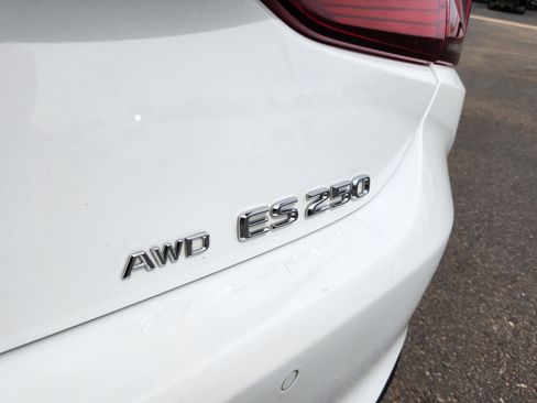 Used 2023 Lexus ES 250 w/ Accessory Package (Z2) AWD/4WD image 20