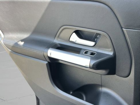 Used 2023 Mercedes-Benz GLB 250 4MATIC image 21