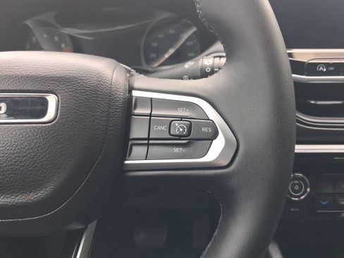 Used 2025 Jeep Compass Latitude w/ Convenience Group AWD/4WD image 21