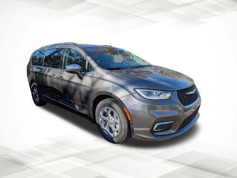 Used 2021 Chrysler Pacifica Limited w/ Uconnect Theater Family Group image 2
