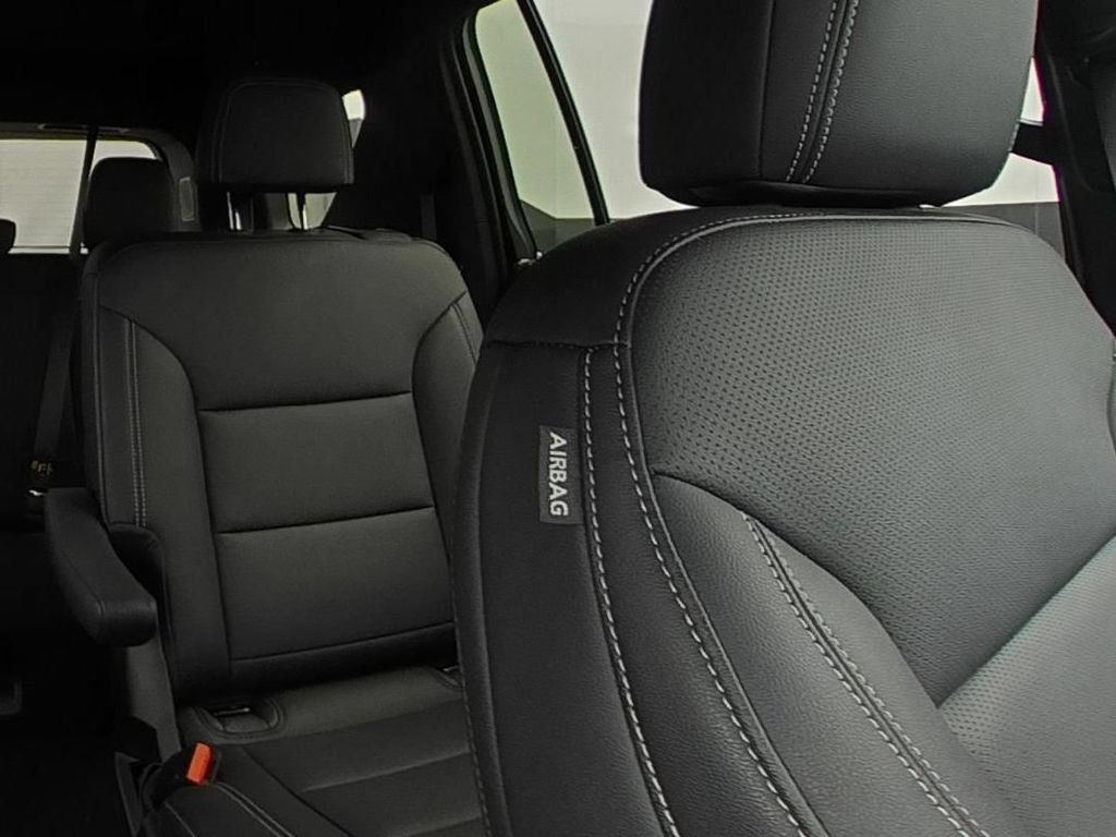 Used 2026 Chevrolet Traverse LT AWD/4WD image 11