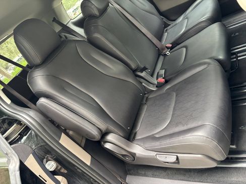 Used 2026 Kia Carnival FWD image 40