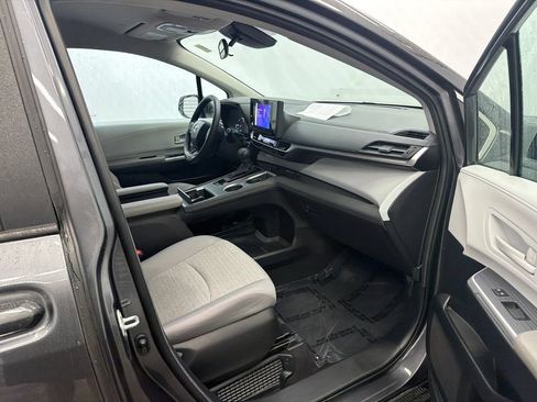 Used 2025 Toyota Sienna LE FWD image 14