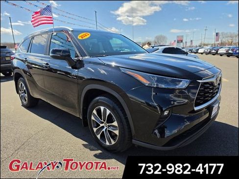 Used 2023 Toyota Highlander XLE AWD/4WD image 1