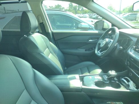 Used 2023 Nissan Rogue SV w/ SV Premium B Package FWD image 4