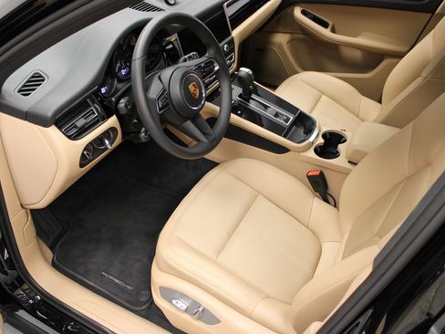 Certified 2025 Porsche Macan image 4