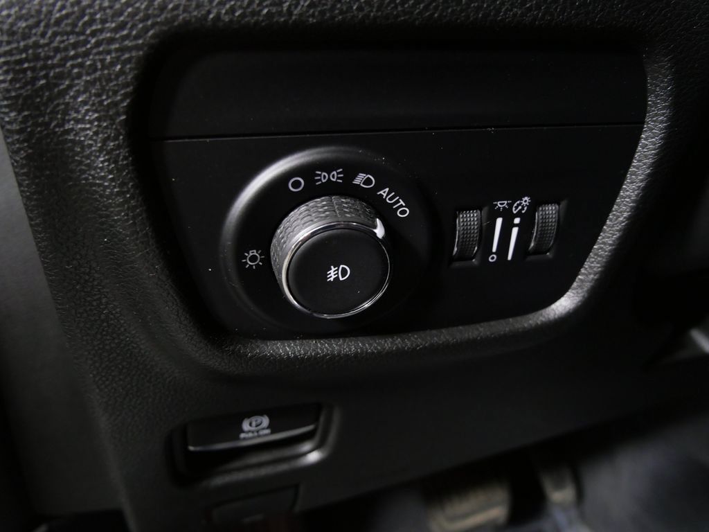 Used 2023 Jeep Grand Cherokee Limited AWD/4WD image 17