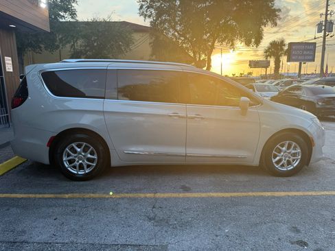 Used 2020 Chrysler Pacifica Touring-L FWD image 4