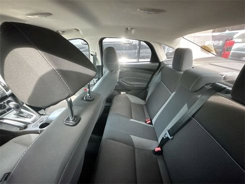 Used 2013 Ford Focus SE w/ SE Winter Pkg image 8