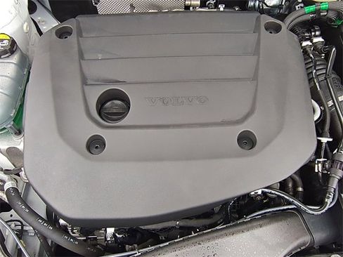 Used 2025 Volvo XC40 B5 Plus image 24