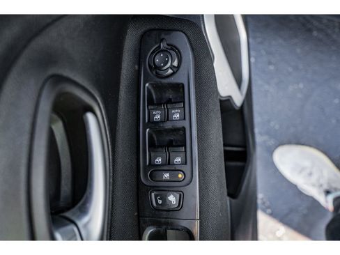 Used 2018 Jeep Renegade Latitude w/ Popular Equipment Group image 7