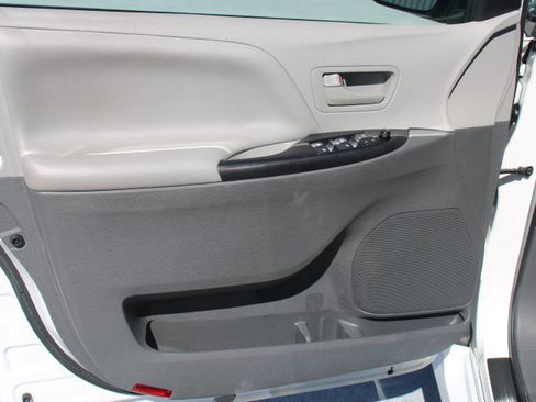 Used 2020 Toyota Sienna L FWD image 10