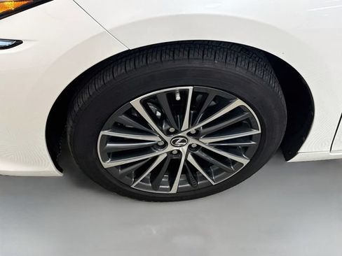 Used 2025 Lexus ES 300h w/ Premium Package FWD image 32