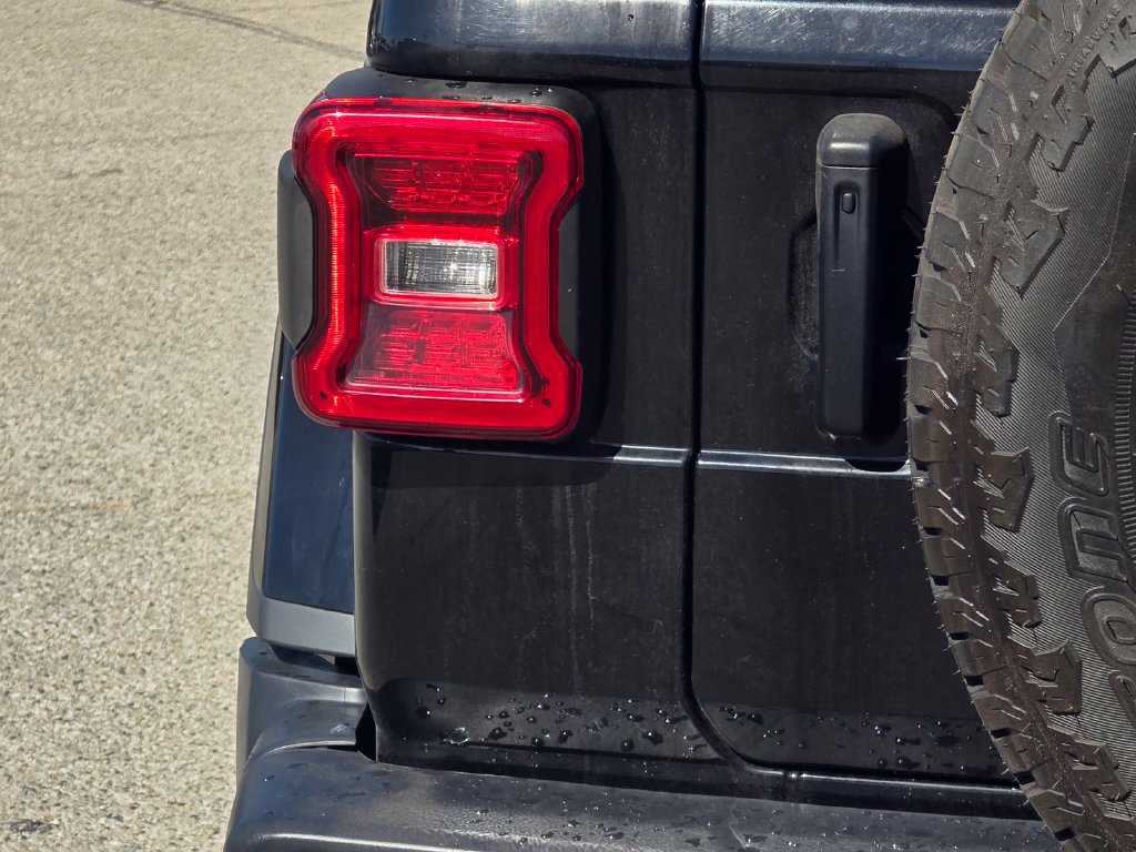 Used 2020 Jeep Wrangler Unlimited Sahara AWD/4WD image 8
