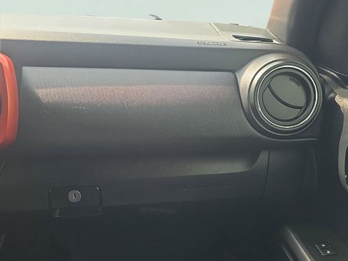 Used 2017 Toyota Tacoma TRD Sport AWD/4WD image 22