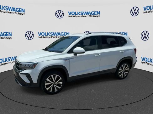 Used 2023 Volkswagen Taos SE FWD image 4